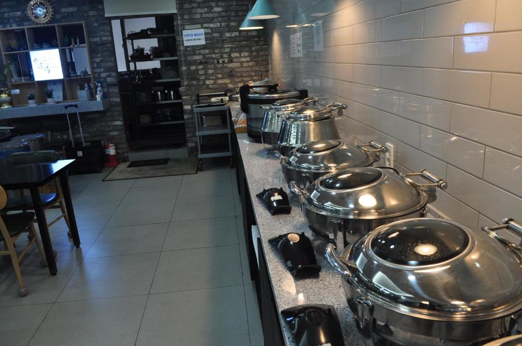Kuchyň nebo kuchyňský kout v ubytování HOUND Hotel Sangmu