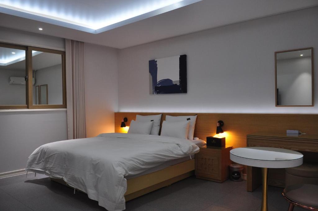 Postel nebo postele na pokoji v ubytování HOUND Hotel Sangmu