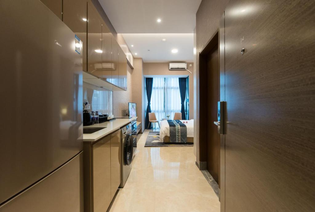 Kuchyň nebo kuchyňský kout v ubytování Zun Xiang Executive Apartment - Shenzhen Futian Exhibition Center