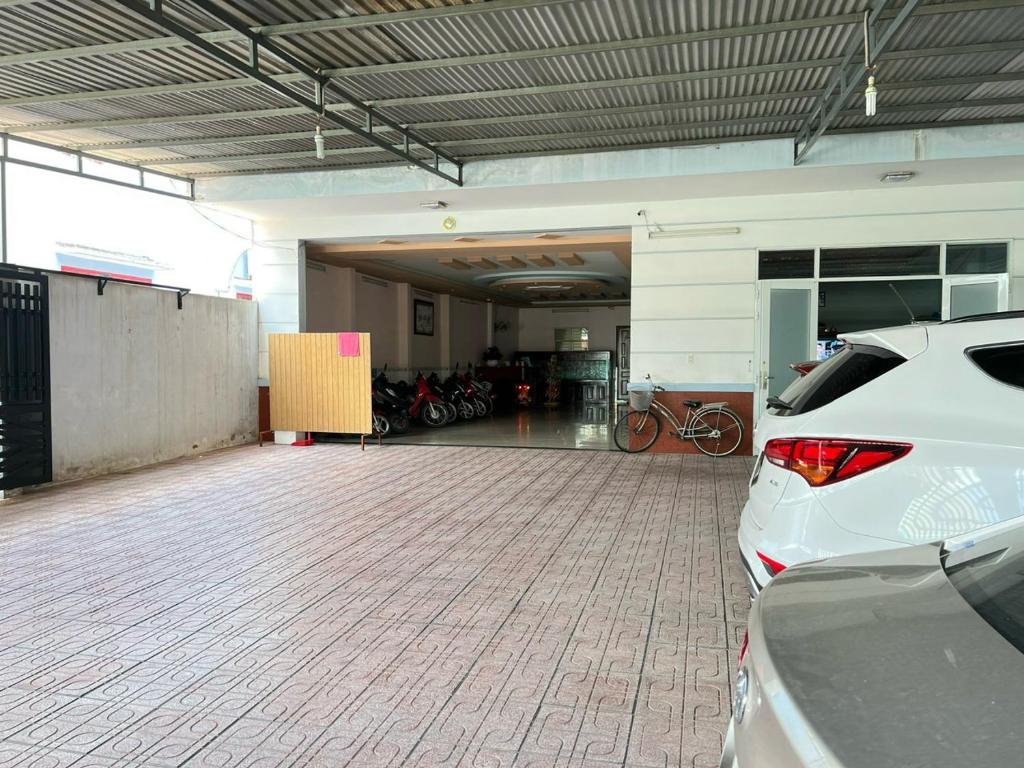 un estacionamiento con un coche aparcado en un garaje en KHÁCH SẠN HOÀNG TRÍ 89 (HOANG TRI 89 HOTEL), en Hố Nai