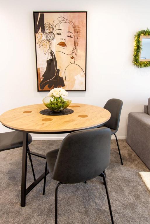 Glamorous 2 bed CBD townhouse w/King bed - Resim 8