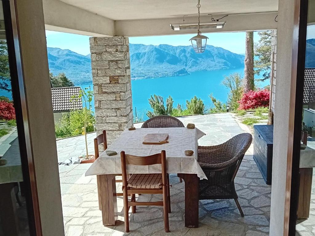 einen Tisch und Stühle auf einer Terrasse mit Seeblick in der Unterkunft Detached house in the village Trarego with a nice view of the lake in Trarego