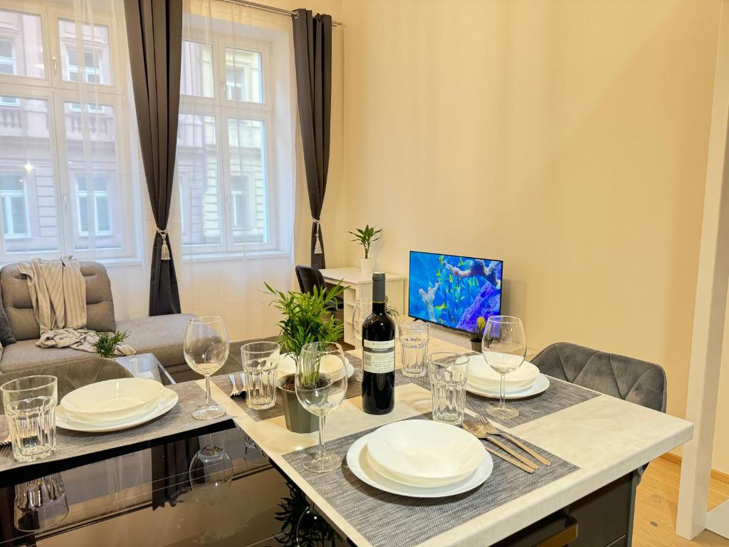 Nápoje v ubytování Free Parking - Cozy apartment near Vyšehrad Railway Bridge