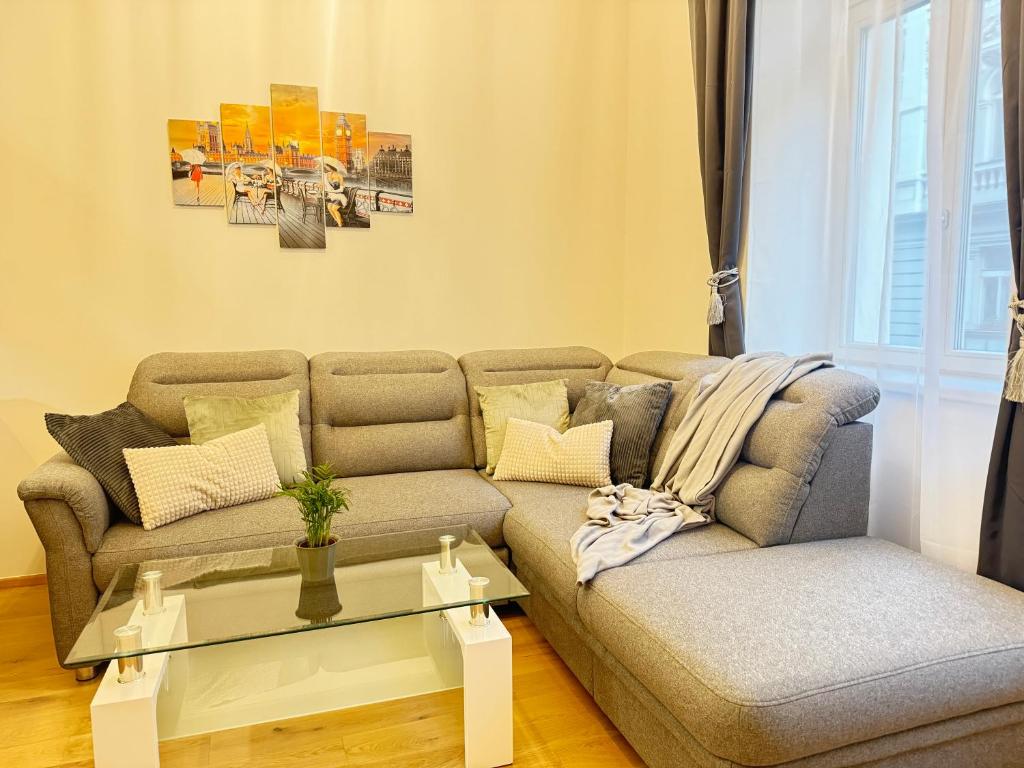Posezení v ubytování Free Parking - Cozy apartment near Vyšehrad Railway Bridge