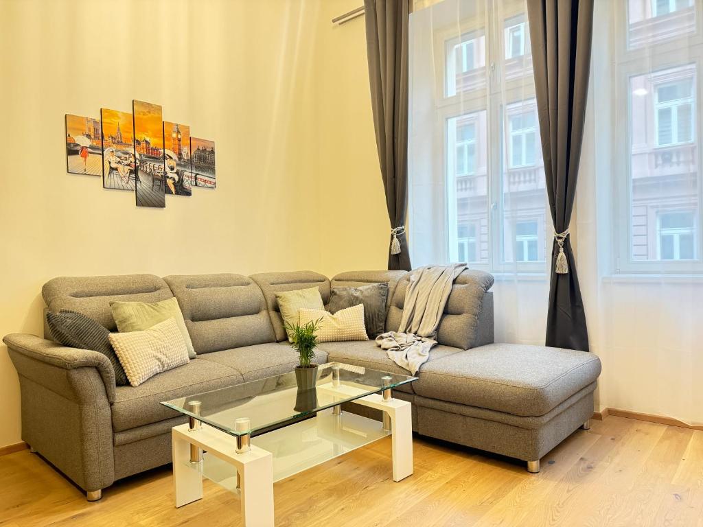 Posezení v ubytování Free Parking - Cozy apartment near Vyšehrad Railway Bridge