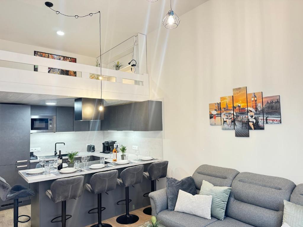 Kuchyň nebo kuchyňský kout v ubytování Free Parking - Cozy apartment near Vyšehrad Railway Bridge
