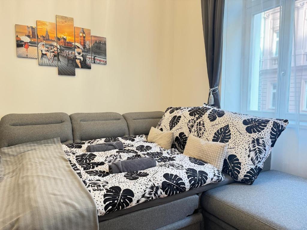 Postel nebo postele na pokoji v ubytování Free Parking - Cozy apartment near Vyšehrad Railway Bridge