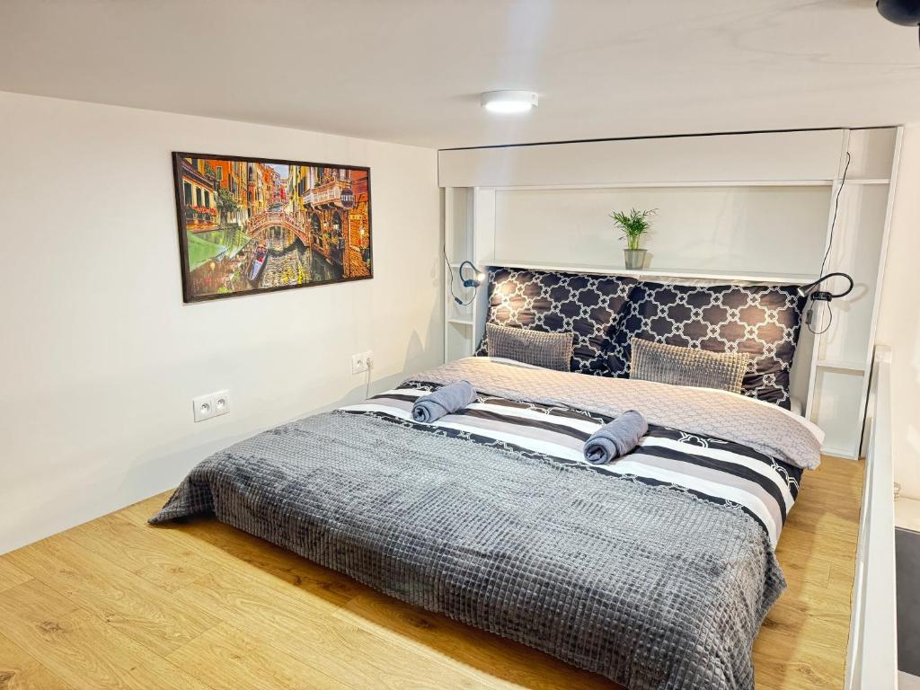 Postel nebo postele na pokoji v ubytování Free Parking - Cozy apartment near Vyšehrad Railway Bridge