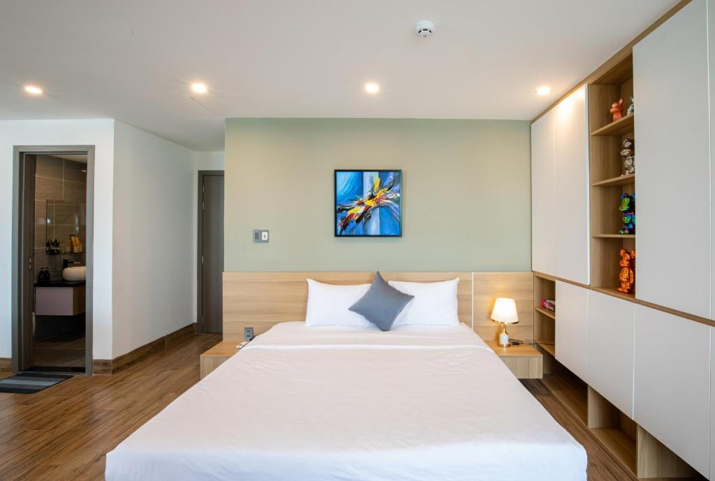 Rúm í herbergi á FIRST Studio Hotel Da Nang