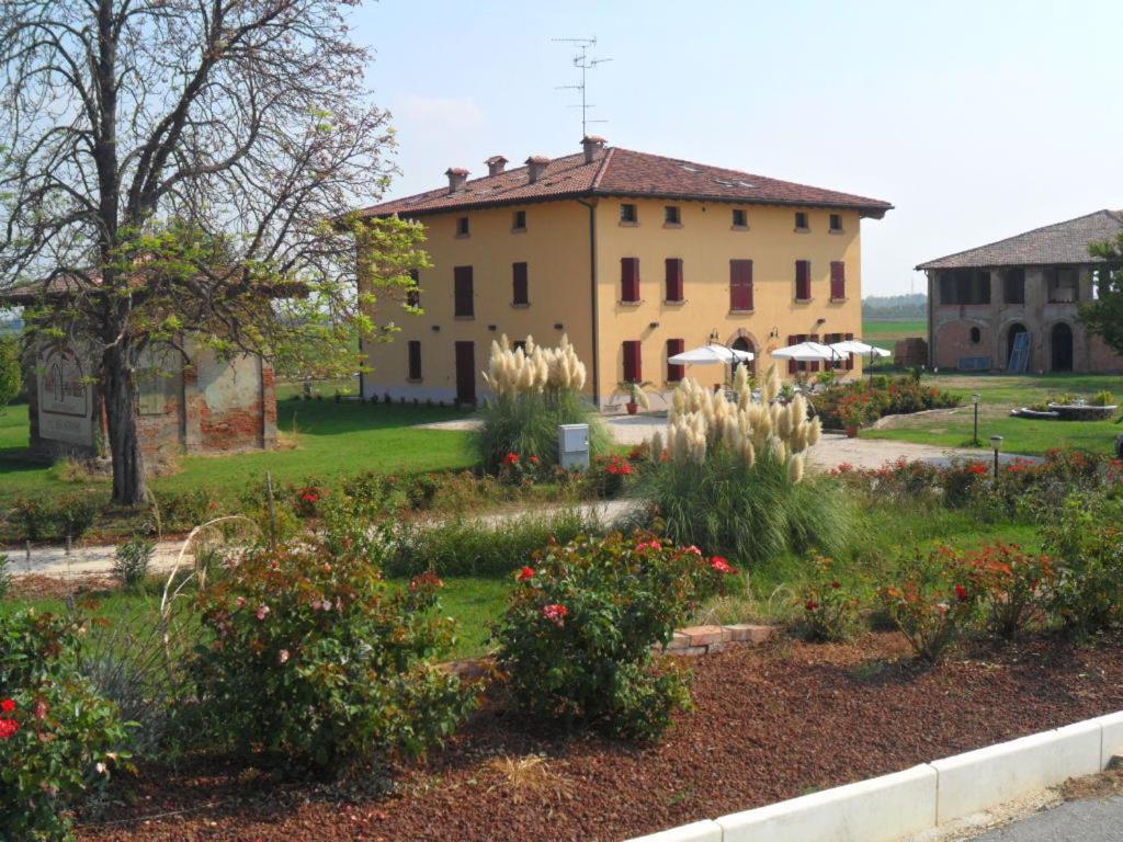 una casa con un jardín delante de ella en Agriturismo Al Navile, en Malalbergo