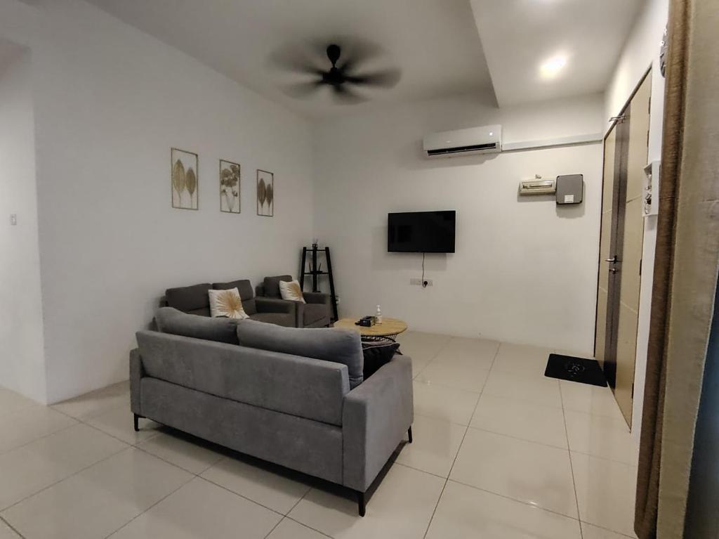 JNJ Miri Homestay - Miri Serene Shangrila, Luak with 4-bedroom - Casa De Cuatro Dormitorios