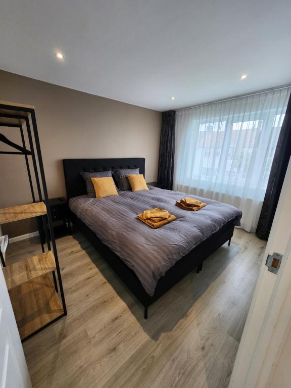 een slaapkamer met een bed met twee handdoeken erop bij Casa Cinco in Valkenburg