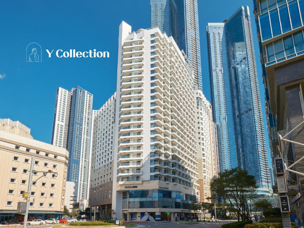 釜山的住宿－Y Collection by UH FLAT Haeundae beach，一座高大的白色建筑,在城市里