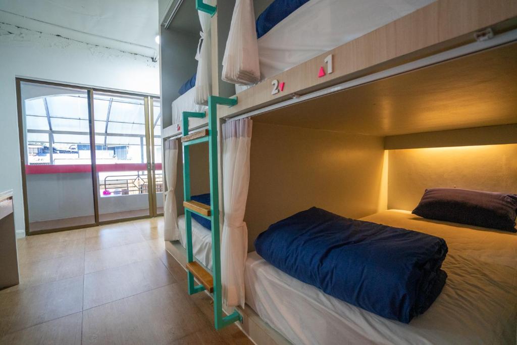 Postel nebo postele na pokoji v ubytování Base Party Hostel