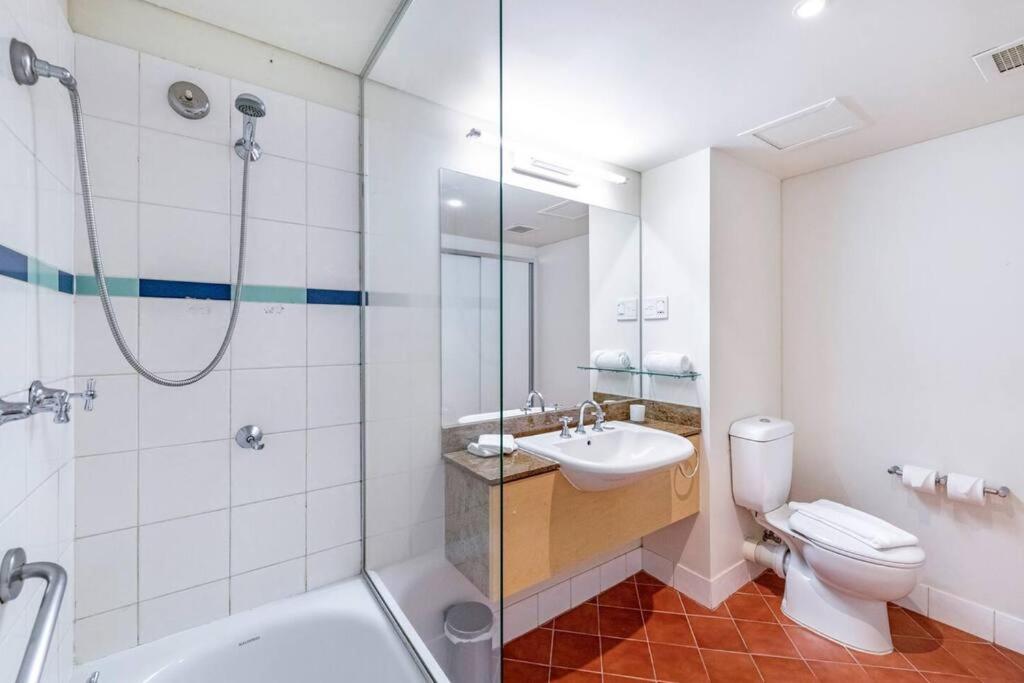 Koupelna v ubytování 'Towering Palms' Resort-style Apartment with a Separate Studio