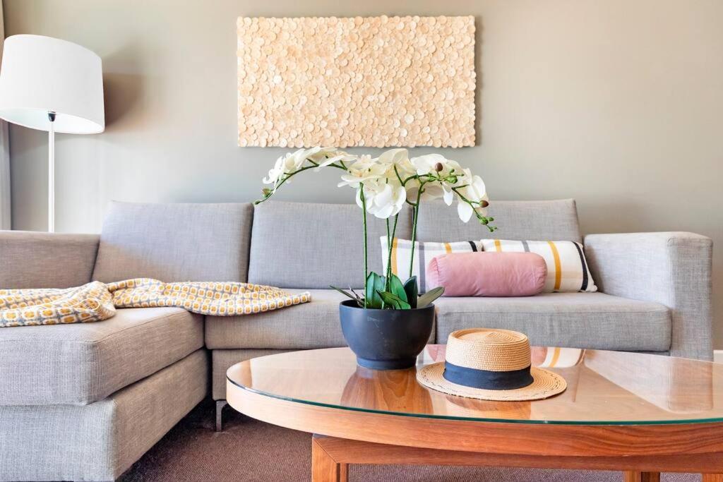 Posezení v ubytování 'Towering Palms' Resort-style Apartment with a Separate Studio