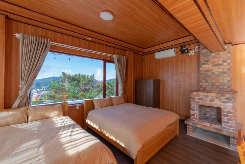 מיטה או מיטות בחדר ב-Tường Vy Homestay Đà Lạt