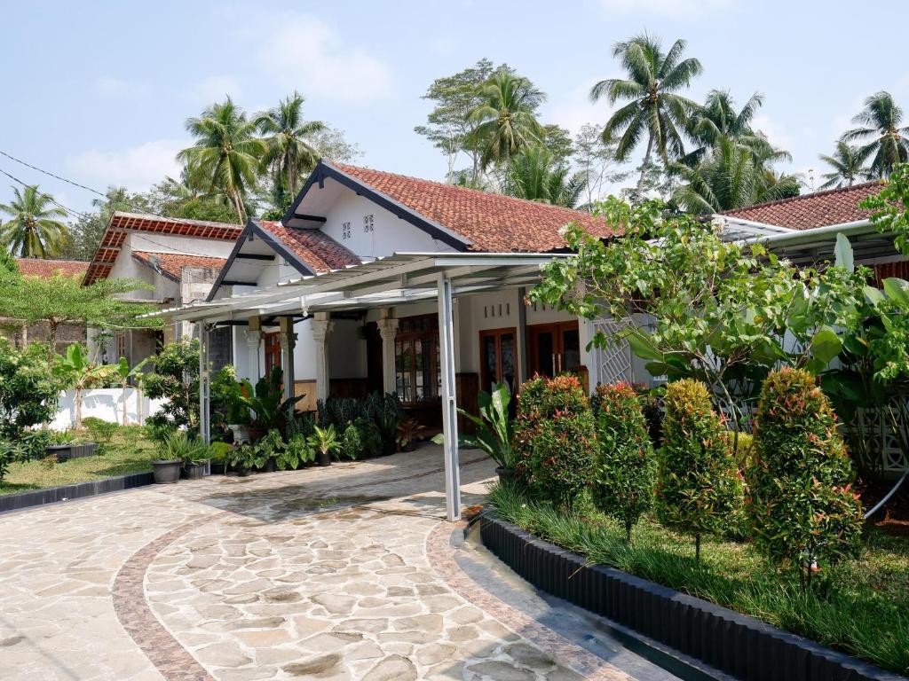 Κήπος έξω από το Kiara Hills Villa Pangandaran