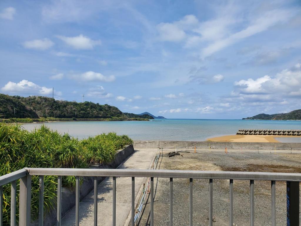 a view of a beach with the ocean at 一棟貸し 喜瀬しーばなゲストハウス -Traditional House Rent- in Amami