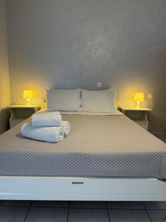 a bed with two towels sitting on top of it at Elizabeth in Roda