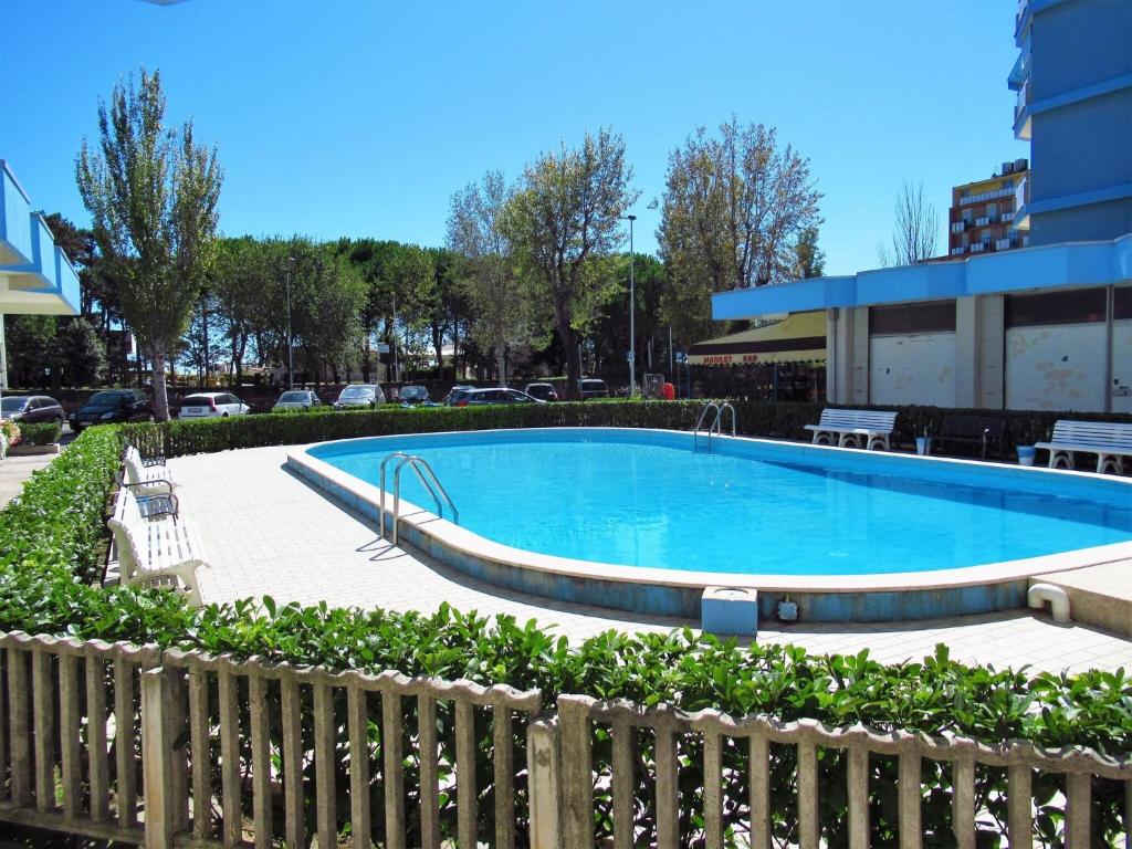 una piscina frente a un edificio en Inviting apartment by the beach, en Porto Santa Margherita