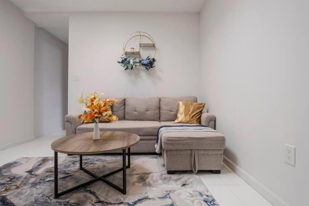 uma sala de estar com um sofá e uma mesa em 5-Bedroom New York Apartment em Nova York
