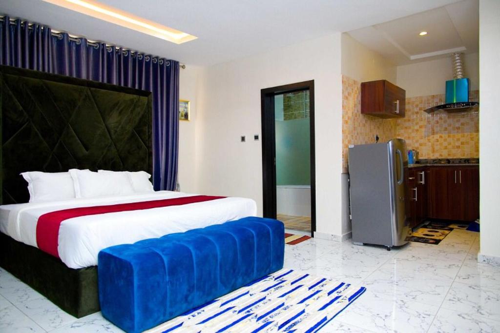 sypialnia z dużym łóżkiem i kuchnią w obiekcie U3 Studio Apartment w mieście Lagos