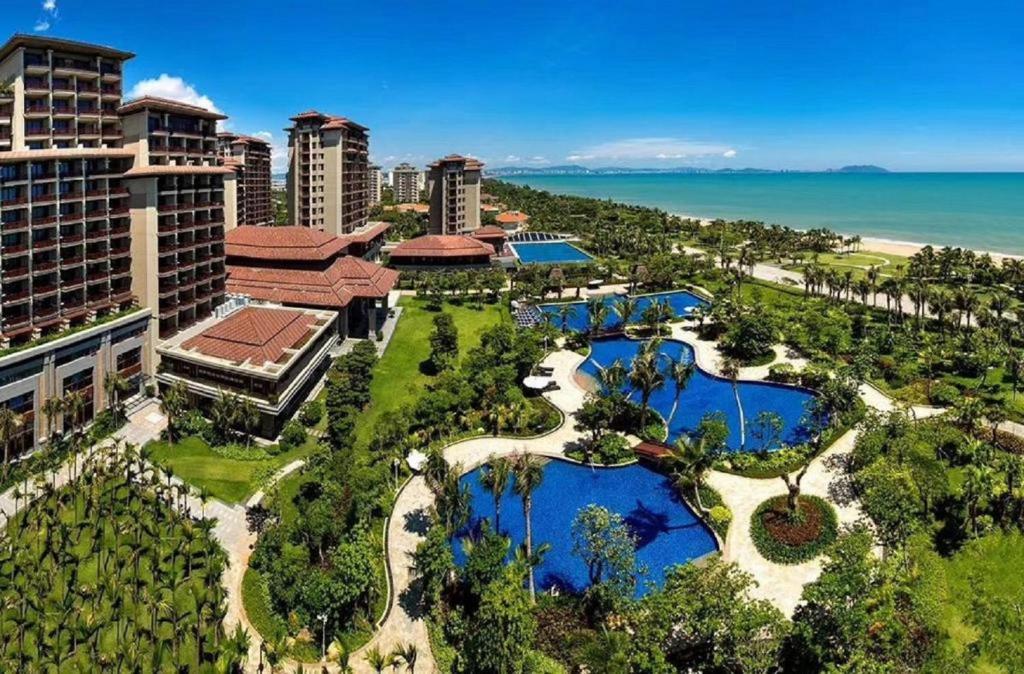 三亞的住宿－海旅·君澜三亚湾迎宾馆，享有度假村和海洋的空中景致