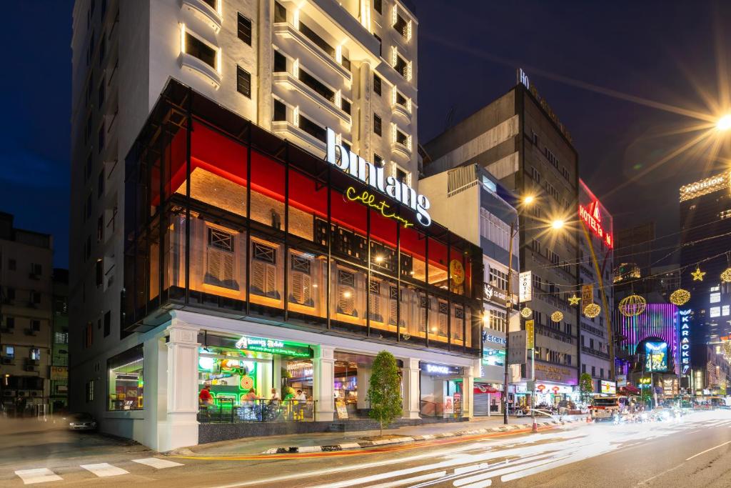 a building on a city street at night at Bintang Collectionz Hotel in Kuala Lumpur