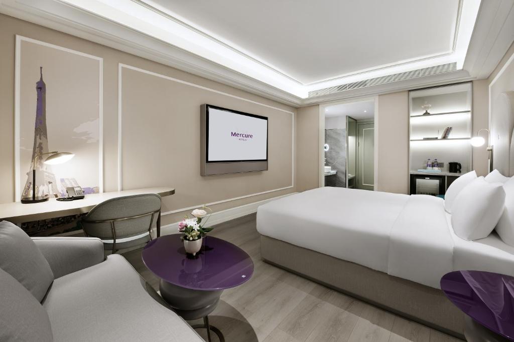 1 dormitorio con 1 cama extragrande y sala de estar en Mercure Shenzhen Nanshan en Shenzhen