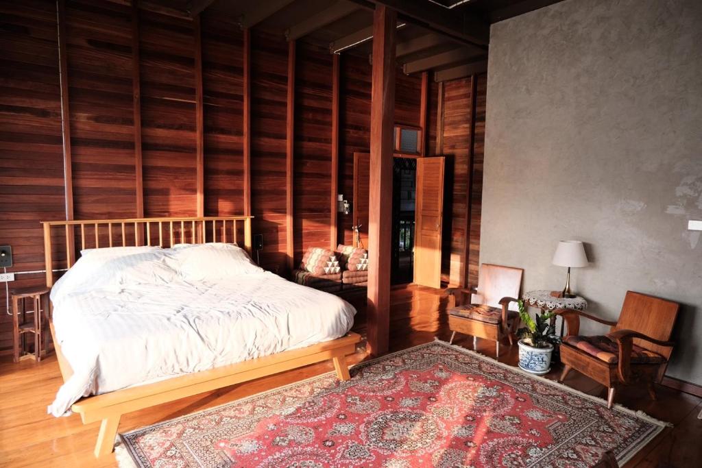 Postel nebo postele na pokoji v ubytování Bannai Bangkoknoi บ้านในบางกอกน้อย