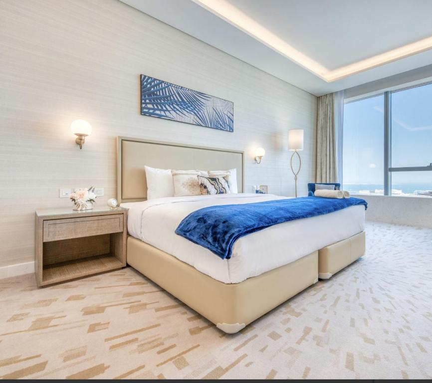 Postel nebo postele na pokoji v ubytování Palm Tower Stylish Studio02 with Sea View Infinity Pool