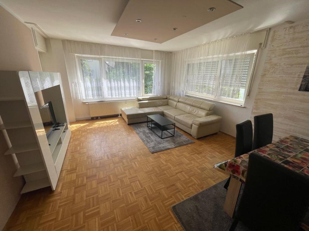 ein Wohnzimmer mit einer Couch und einem Tisch in der Unterkunft Apartment Köln Porz in Köln