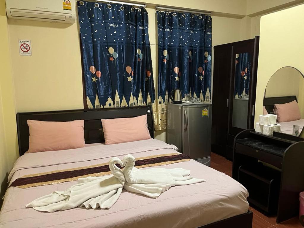 Un dormitorio con una cama con una toalla. en Sonya Residence, en Patong Beach