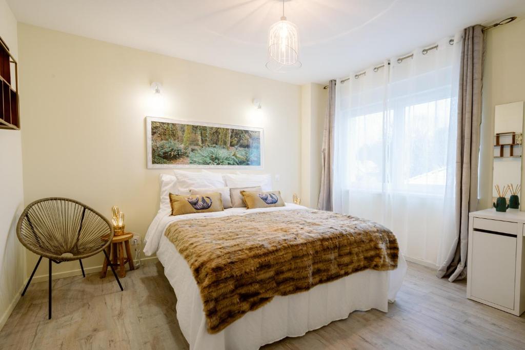 une chambre avec un grand lit et une fenêtre dans l'établissement La Nature by Leslodgespa - appartement confortable et ressourçant avec balcon, proche de Bâle et de l'aéroport, à Hésingue