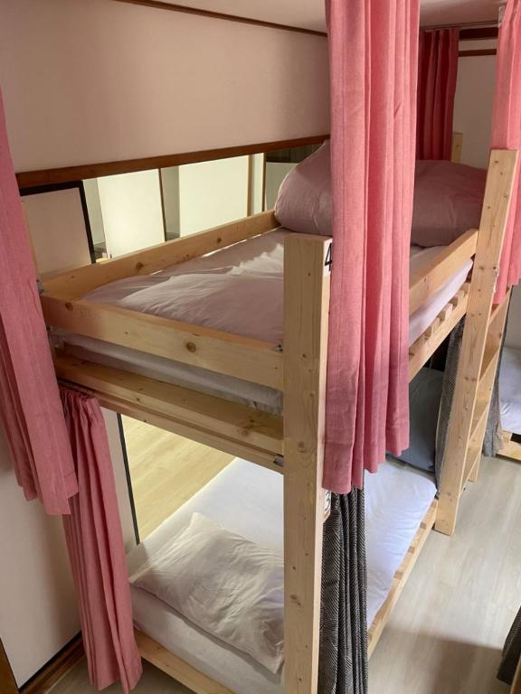 Postel nebo postele na pokoji v ubytování GUESTHOUSE UJIRIVER Kyoto