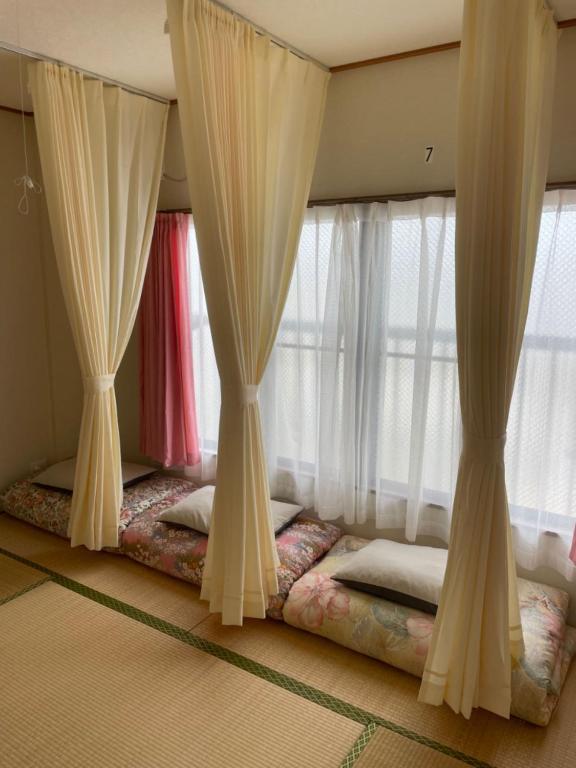 Postel nebo postele na pokoji v ubytování GUESTHOUSE UJIRIVER Kyoto