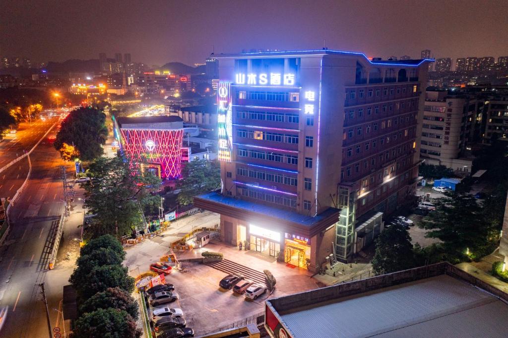 oświetlony budynek w mieście w nocy w obiekcie Shanshui S Hotel w Guangzhou