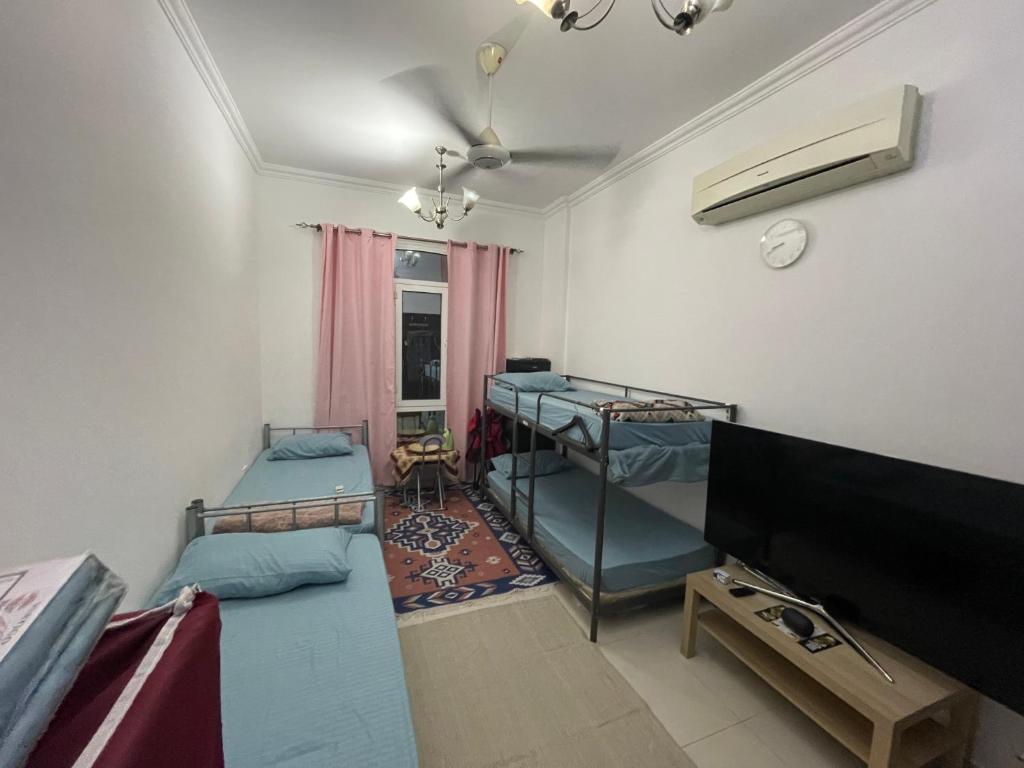 Televízia a/alebo spoločenská miestnosť v ubytovaní Muscat Hostel 2300