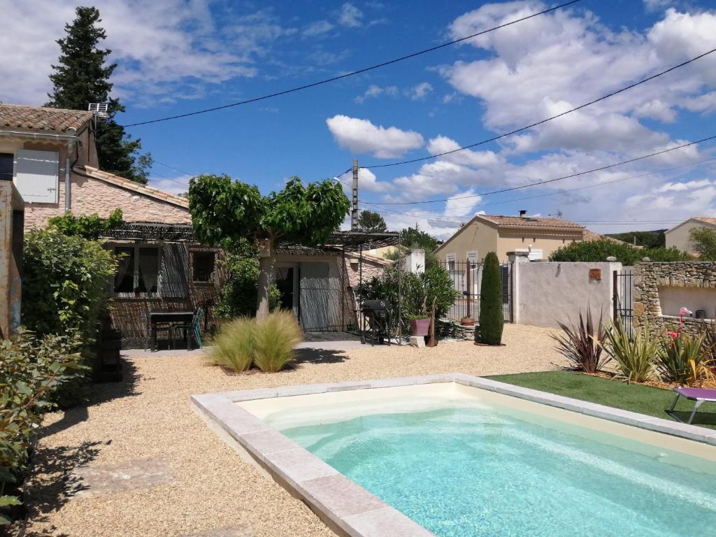 una piscina en el patio de una casa en La maison du petit écolier, en LʼIsle-sur-la-Sorgue