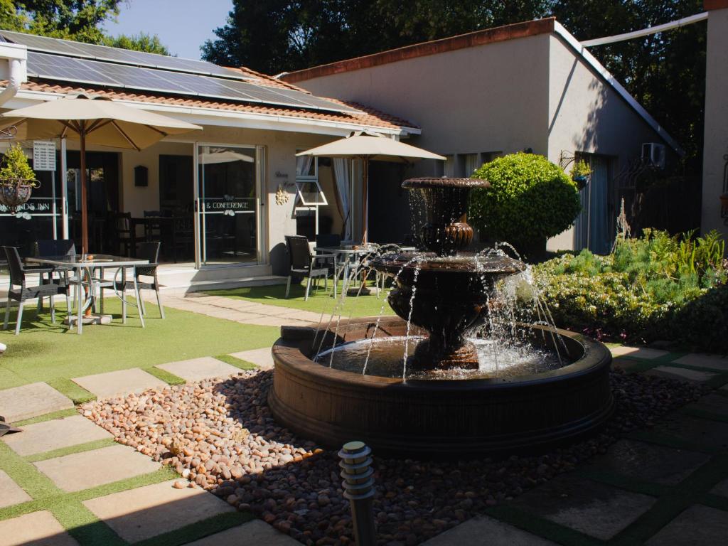 una fuente de agua en medio de un patio en Oaklands inn and Conference Centre, en Johannesburgo
