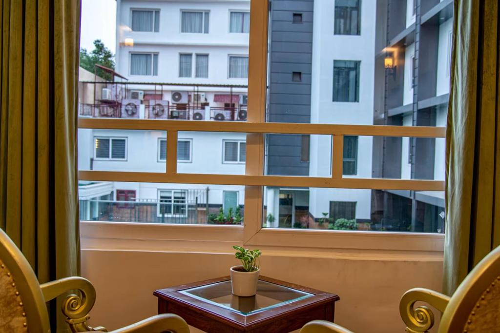 ein Fenster mit Blick auf ein Gebäude in der Unterkunft Hotel Dreamland Inn in Zirakpur