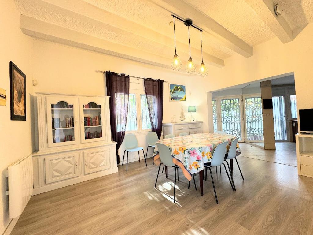 TV a/nebo společenská místnost v ubytování Empurialola -Encantadora Casa con jardin cerca del centro -142