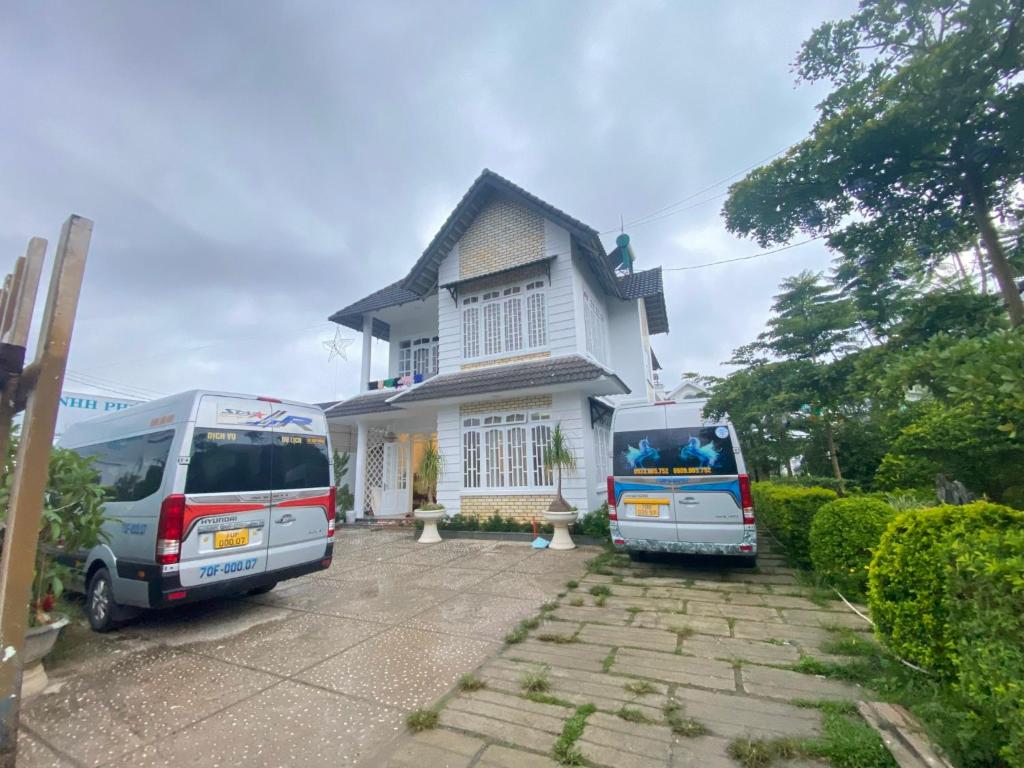 two vans parked in front of a house at SAKURA VILLA - Venuestay in Da Thien