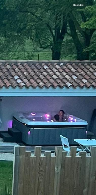 Fotografia z galérie ubytovania Gîtes de charme "l'écrin de Vendée" jacuzzi privatif, piscine chauffée, prestations bien être, vélos à 10 mn de l'océan sur 3,5 h de verdure v destinácii Sallertaine