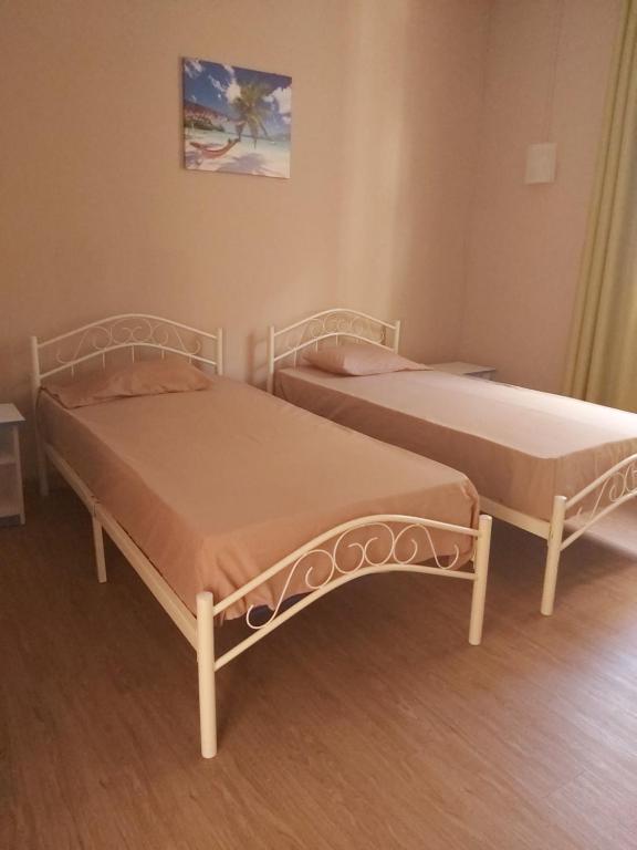 duas camas num pequeno quarto com em Yuti Homestay em Quatre Bornes