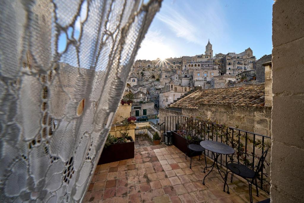 einen Balkon mit Stadtblick in der Unterkunft Ai Terrazzini in Matera