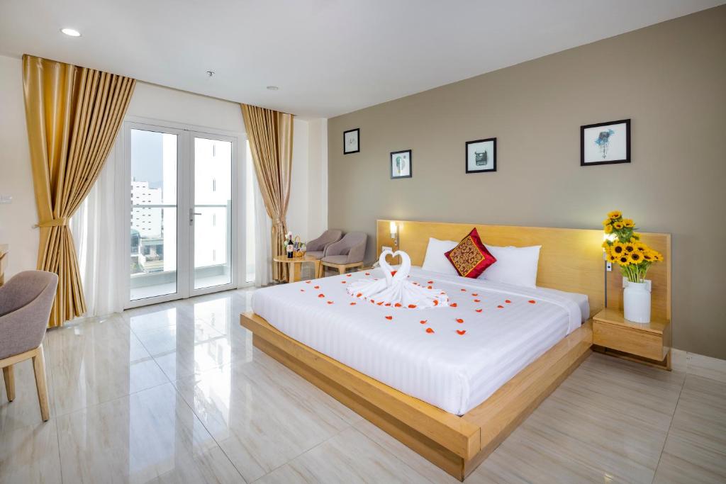 Giường trong phòng chung tại Gibson Hotel Nha Trang