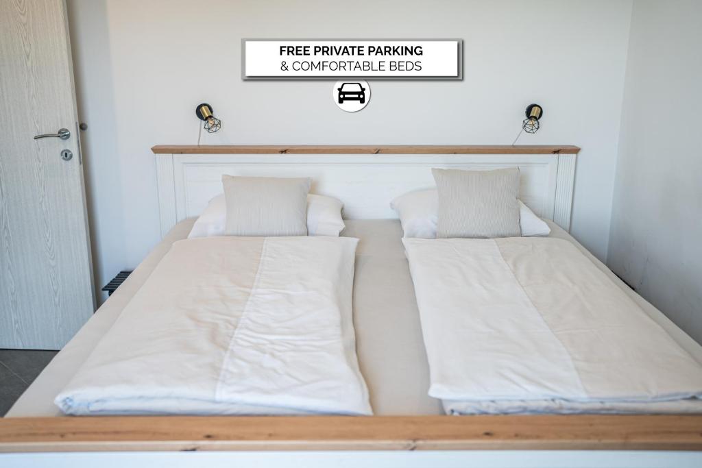 シェンティリにあるPerfect stayのベッド2台が隣同士に設置された部屋です。