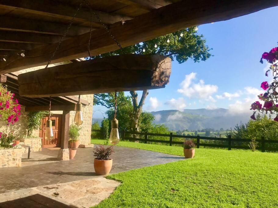 una vista desde el patio de una casa con plantas en La Fontana descubre Cabarceno y Cantabria, en Villacarriedo